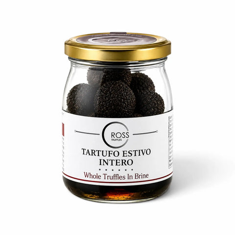 Trufas de verão Tuber aestivum inteiras preservadas em salmoura em uma jarra de vidro